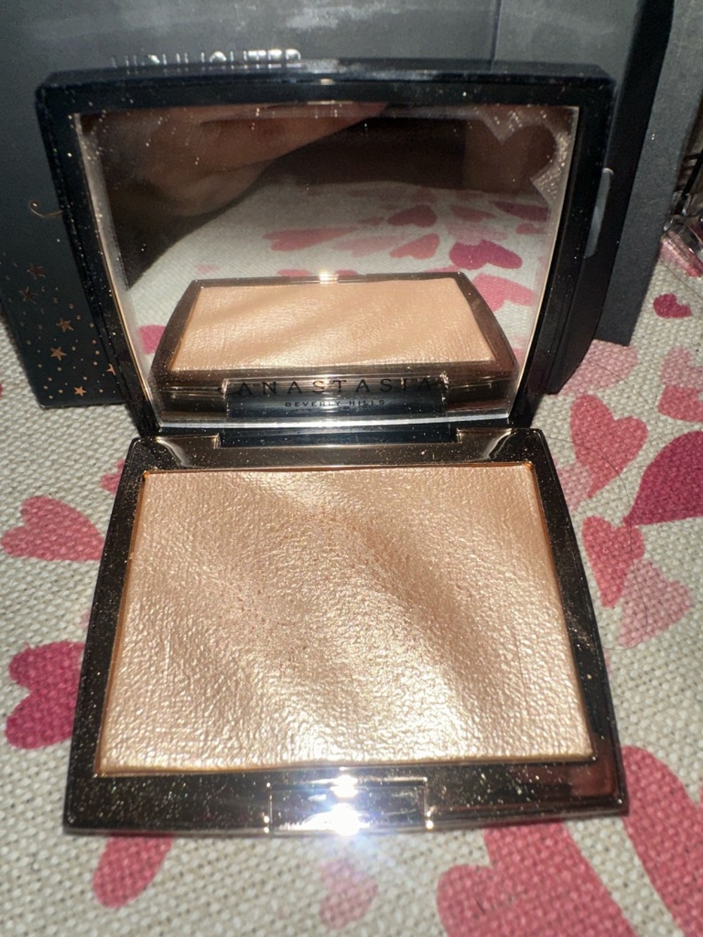 Anastasia Beverly Hills Amrezy Highlighter Compact - Black & Gold - Picture 4 of 5
